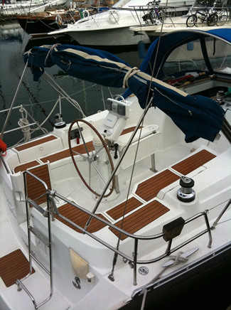 Beneteau_393_Cockpit_Wiew1