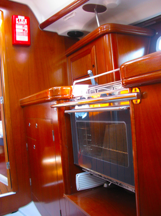 Beneteau_393_Kitchen1