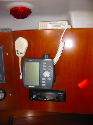 Beneteau_393_GPS_VHF