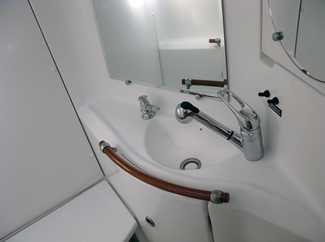 Beneteau_393_Bathroom
